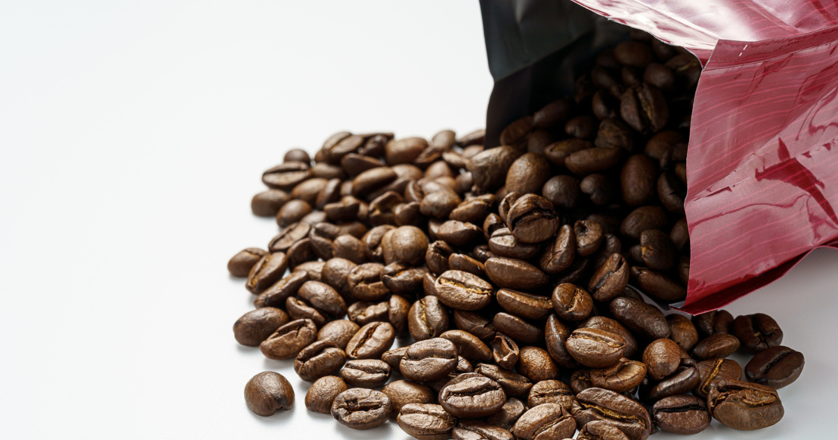 Grains de café dans leur emballage